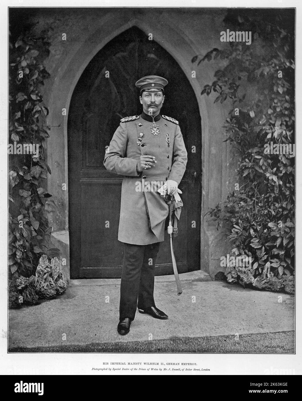 Wilhelm II (1859 - 1941), empereur d'Allemagne montré en uniforme militaire et fume une cigarette. Date: 1894 Banque D'Images