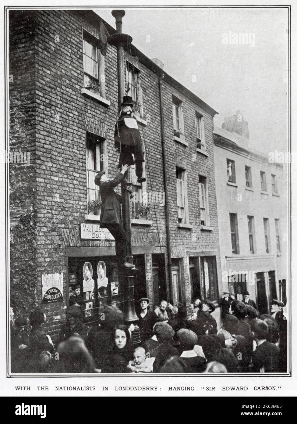 La célébration annuelle du «relief de Derry», a attiré un grand groupe de manifestants nationalistes à Londonderry, commémore les événements de 1689 quand un siège de 105 jours de la ville par les Jacobites a finalement été terminé. Photographie montrant une effigie de Sir Edward Carson, politicien unioniste irlandais, suspendu à un lampadaire dans les rues de la ville. Banque D'Images