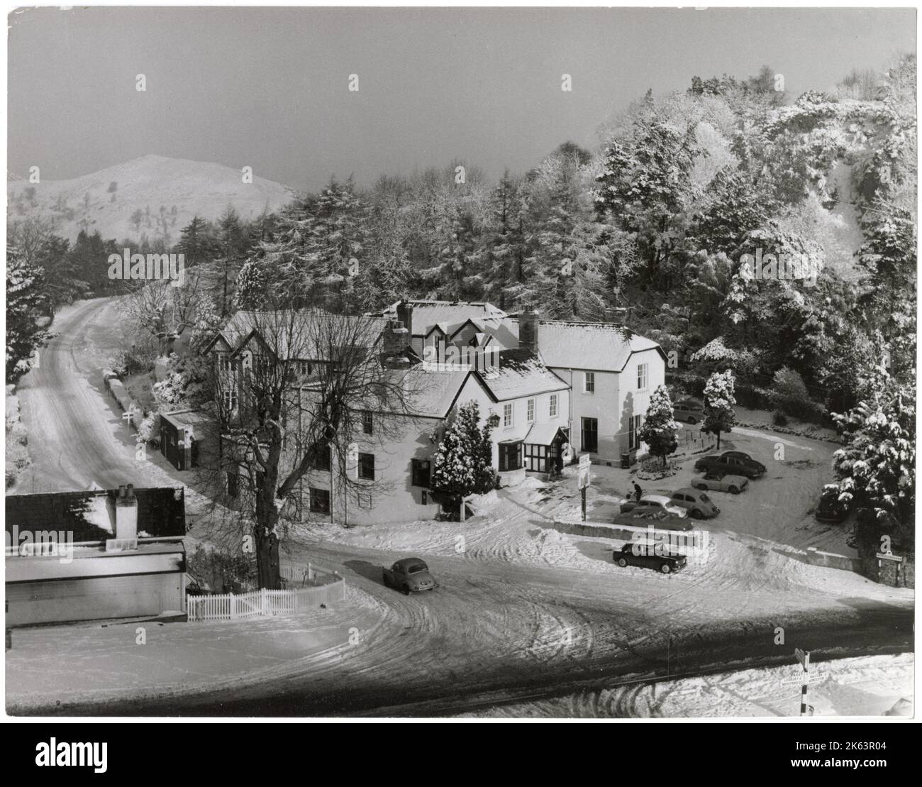 Le Malvern Hills Hotel, à un jet de pierre de la colline de l'âge du fer fort le «camp britannique», assis joli dans la neige d'hiver, Herefordshire, Angleterre. Banque D'Images