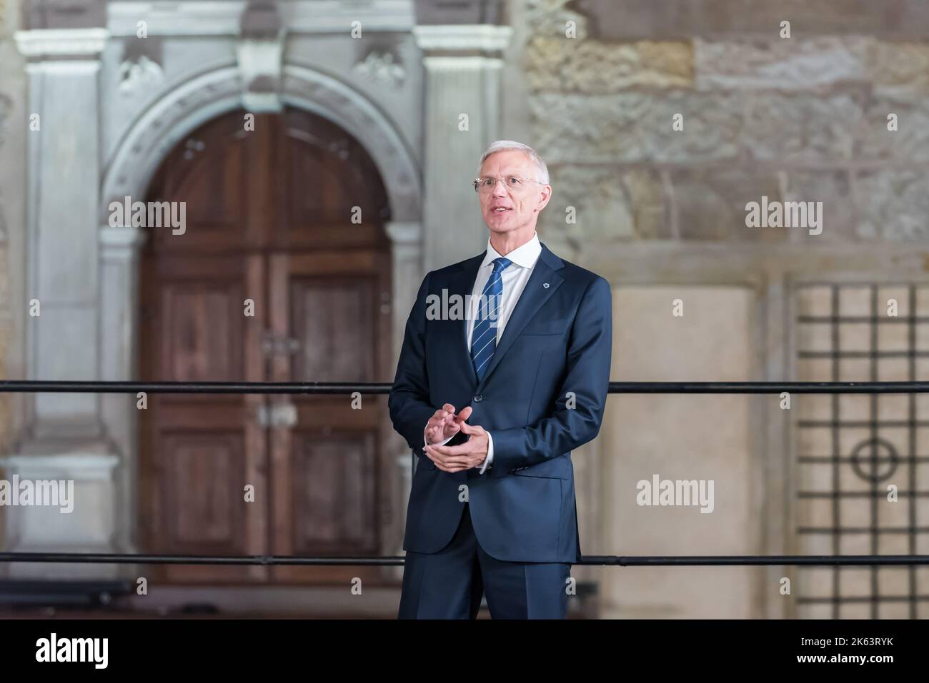 Premier ministre letton Arturs Krisjanis vu lors du sommet de la Communauté politique européenne à Prague. Il s'agit de la toute première réunion d'un plus grand nombre d'États membres de l'Union européenne et d'autres pays européens à travers le continent. Banque D'Images
