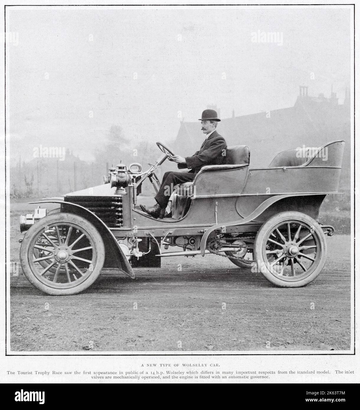 Un homme au volant de la nouvelle voiture Wolseley quatre places, vitesse de 30 m.h. Banque D'Images