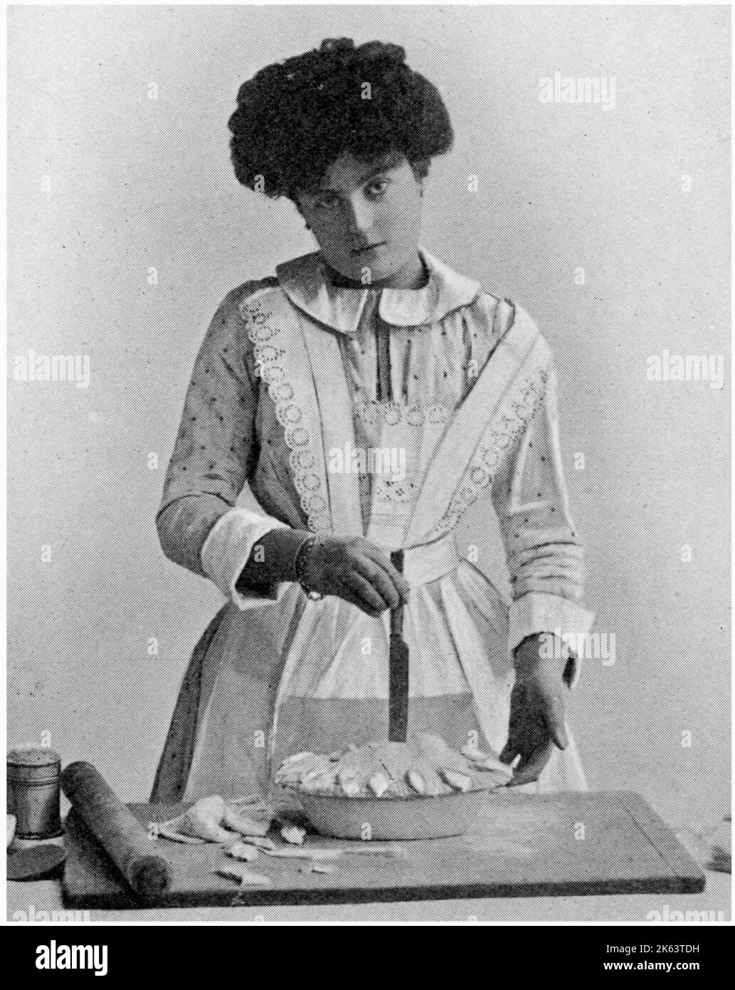 Faites une fente dans le haut pour laisser la vapeur s'échapper. Date: 1907 Banque D'Images