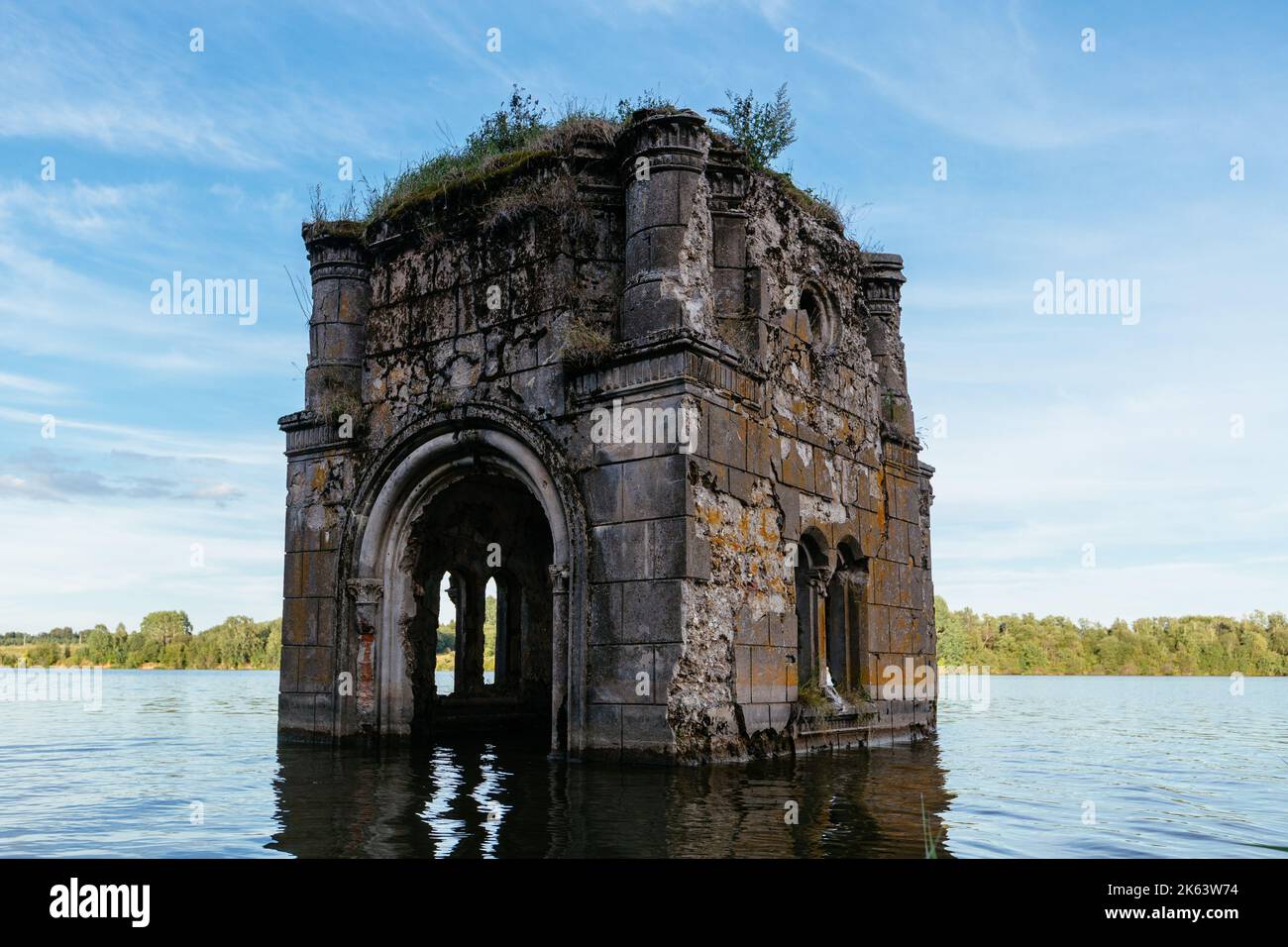 Vieille église inondée ruinée abandonnée. Ruines antiques sur l'eau Banque D'Images