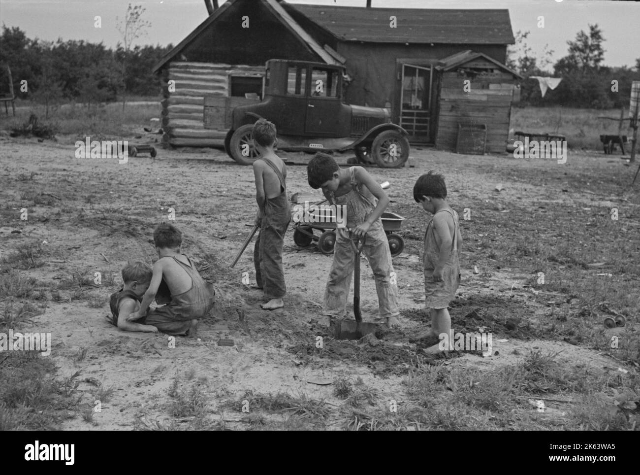 Les enfants d'Art Simplot, près de Black River Falls, Wisconsin. Date 1937 juin. Banque D'Images