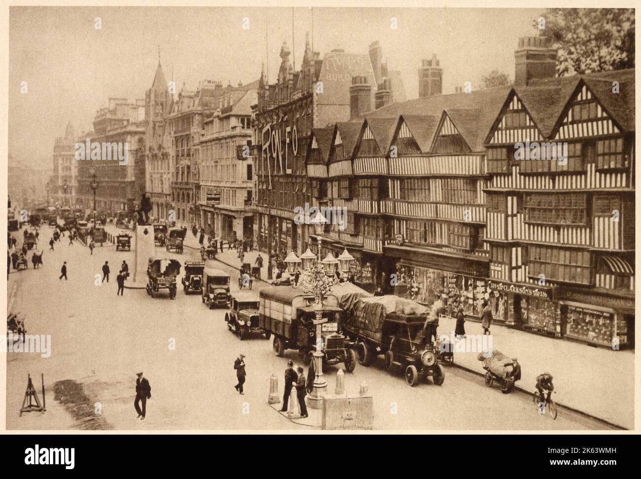 Holborn montrant Staple Inn et Roneo un magasin d'électroménager de bureau. Banque D'Images