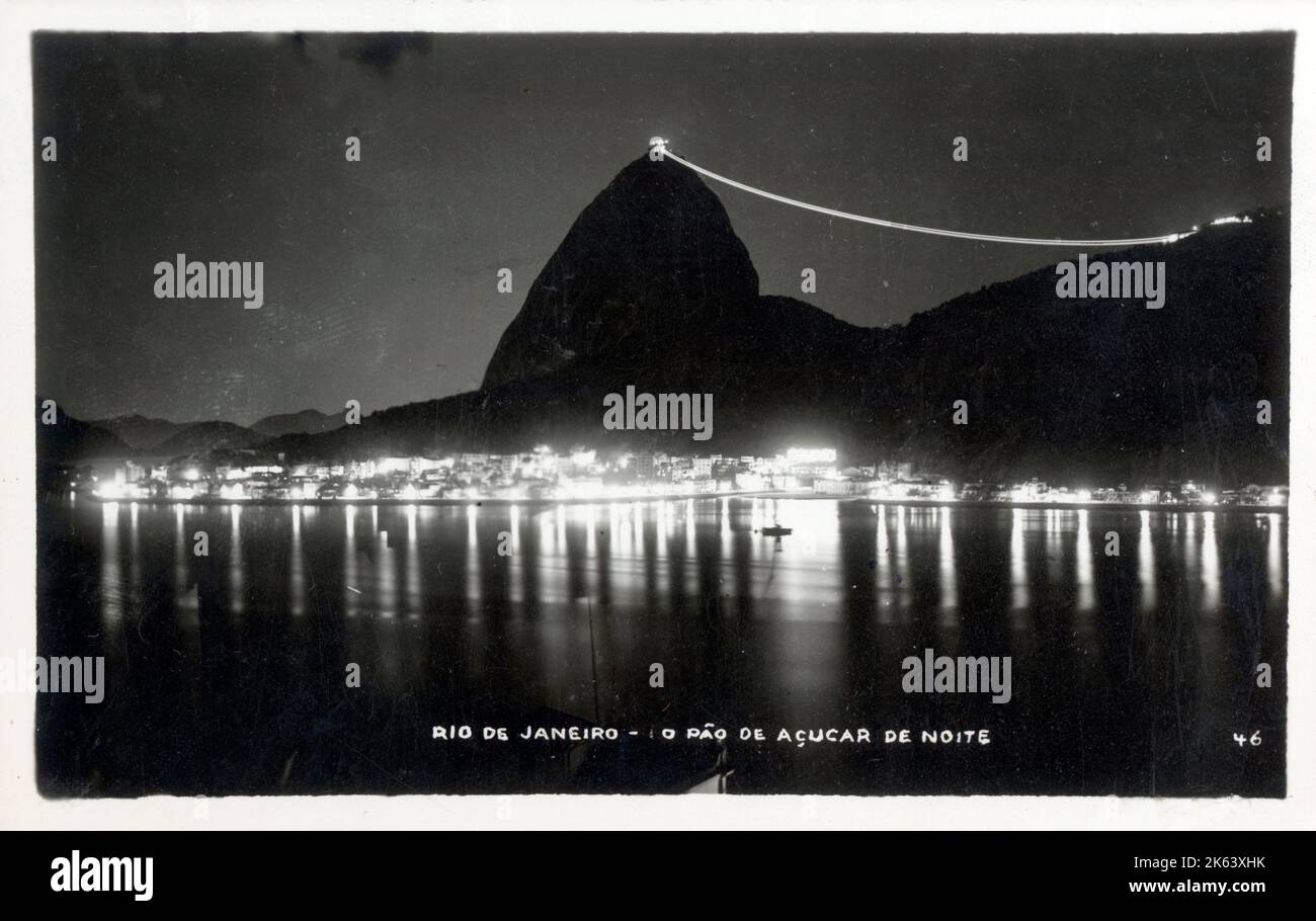 Le téléphérique de Sugarloaf (Bondinho do Pao de Acucar) - un téléphérique à Rio de Janeiro, au Brésil, se déplaçant entre Praia Vermelha et la montagne de Sugarloaf. Célèbre dans le film de James Bond, « Moonraker », avec Roger Moore. Date: Vers 1930s Banque D'Images