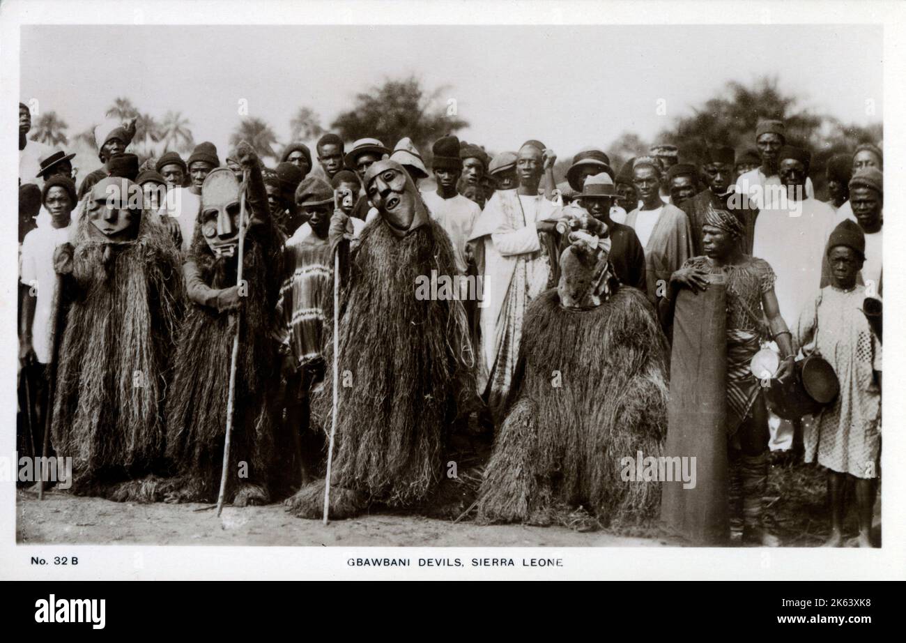 Sierra Leone - Gbangbama Devils (Native Jesters). La Sierra Leone a une riche histoire culturelle, avec une forte présence de mascottes locales traditionnelles, qui (à ce jour) apparaissent sous la forme de diables. Ces diables sont souvent très décorés et représentent une partie importante de la culture et de la société traditionnelles locales. Date: Vers 1920s Banque D'Images