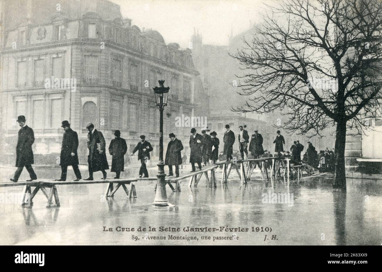 Inondations Paris, France - passerelle piétonne - Avenue Montaigne. Date: 1910 Banque D'Images Inondations Paris, France - passerelle piétonne - Avenue Montaigne. Date: 1910 Banque D'Images