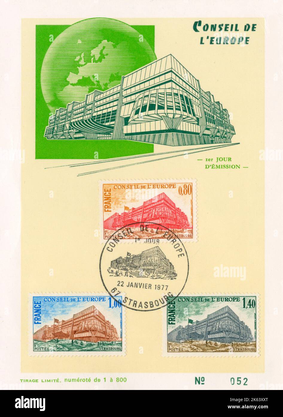 Carte d'émission souvenir du Premier jour pour le Conseil de l'Europe, Strasbourg, France - 22nd janvier 1977. Conçu par l'architecte français Henry Bernard et inauguré en 1977, le Palais de l'Europe est le bâtiment principal du Conseil de l'Europe. Date: 1977 Banque D'Images