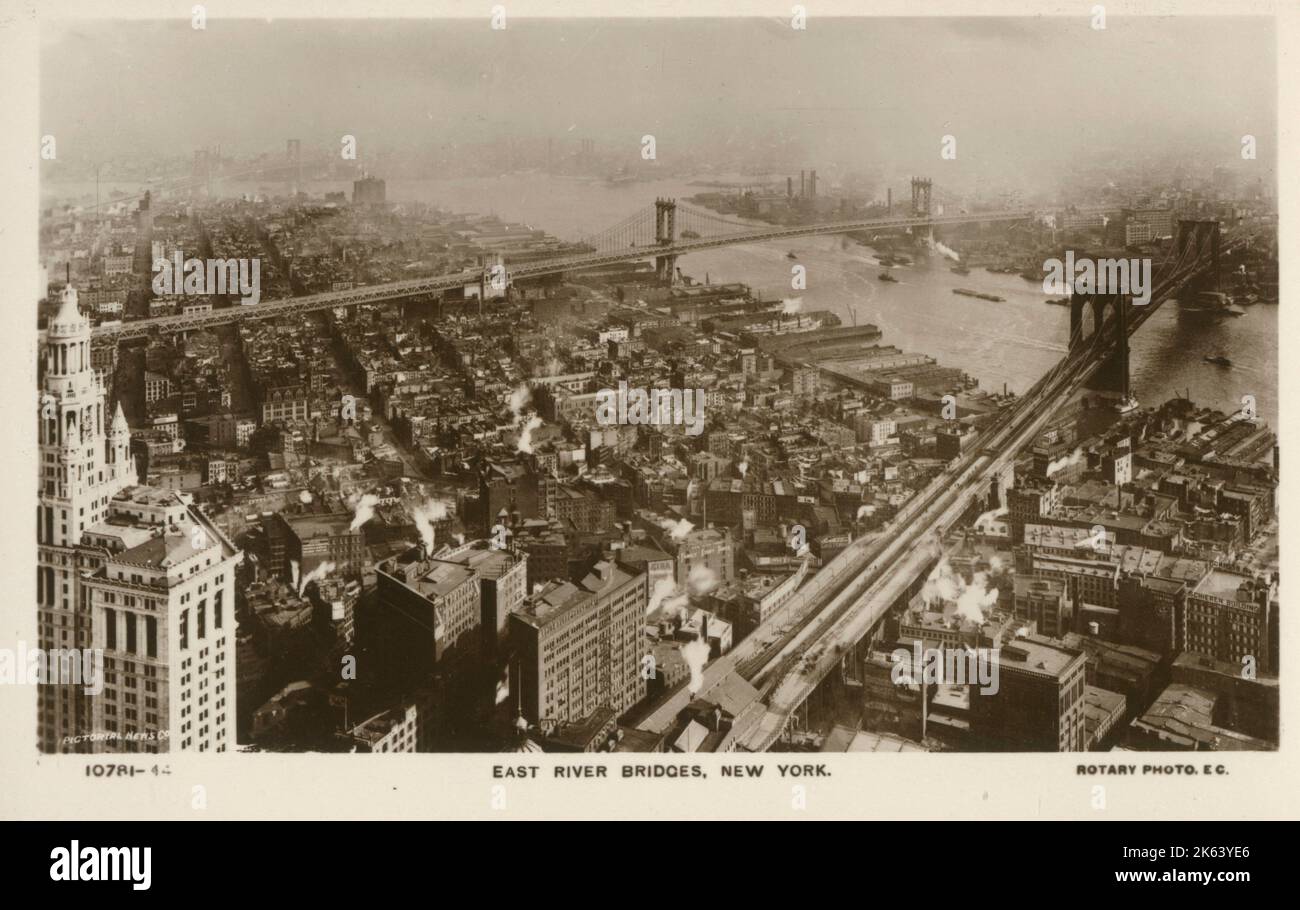 Vue depuis le haut du Woolworth Building en regardant vers les East River Bridges (le pont de Brooklyn et le pont de Manhattan), New York, États-Unis. Banque D'Images