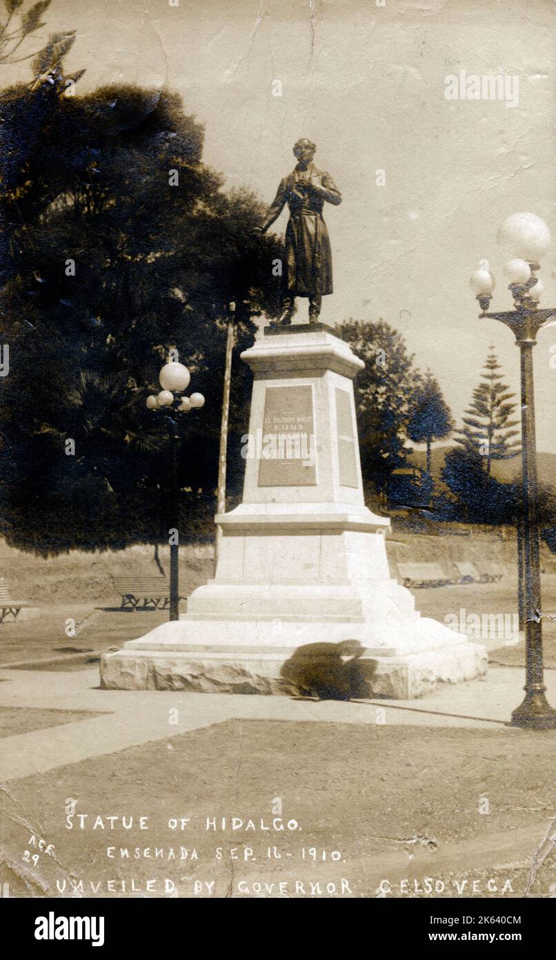 Statue de Miguel Hidalgo y Costilla (1753-1811) - prêtre catholique espagnol, chef de la guerre d'indépendance mexicaine, et reconnu comme le Père de la Nation. Dévoilée par le gouverneur Celso Vega, directeur général du district nord du territoire fédéral de Basse-Californie à Ensenada, Colombie-Britannique, Mexique, sur 16 septembre 1910. Banque D'Images