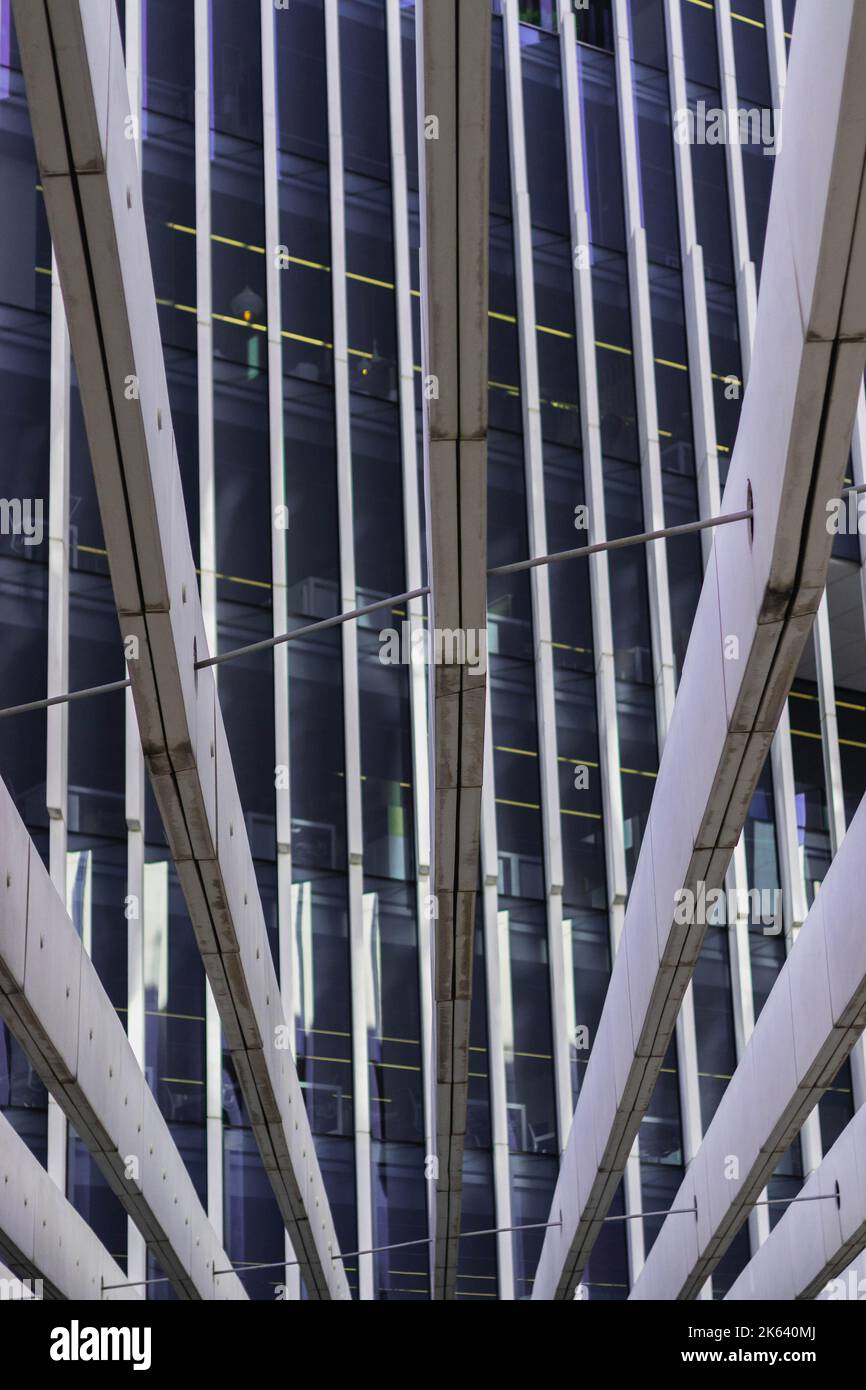 Un plan vertical de la façade moderne de bâtiment de bureaux avec structure de poutres en métal blanc Banque D'Images
