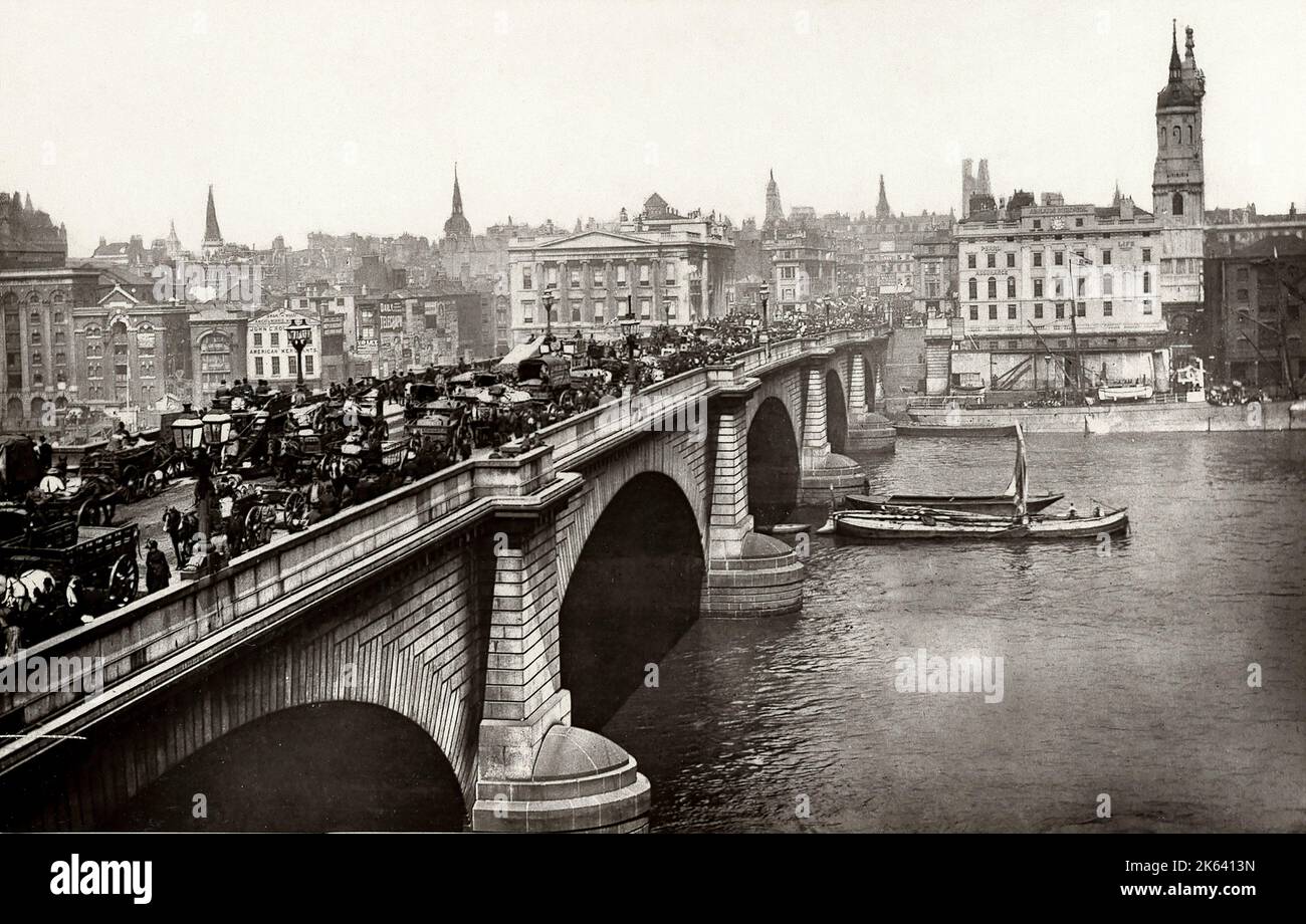 Photographie vintage du 19th siècle : le pont de Londres est occupé par le trafic Banque D'Images