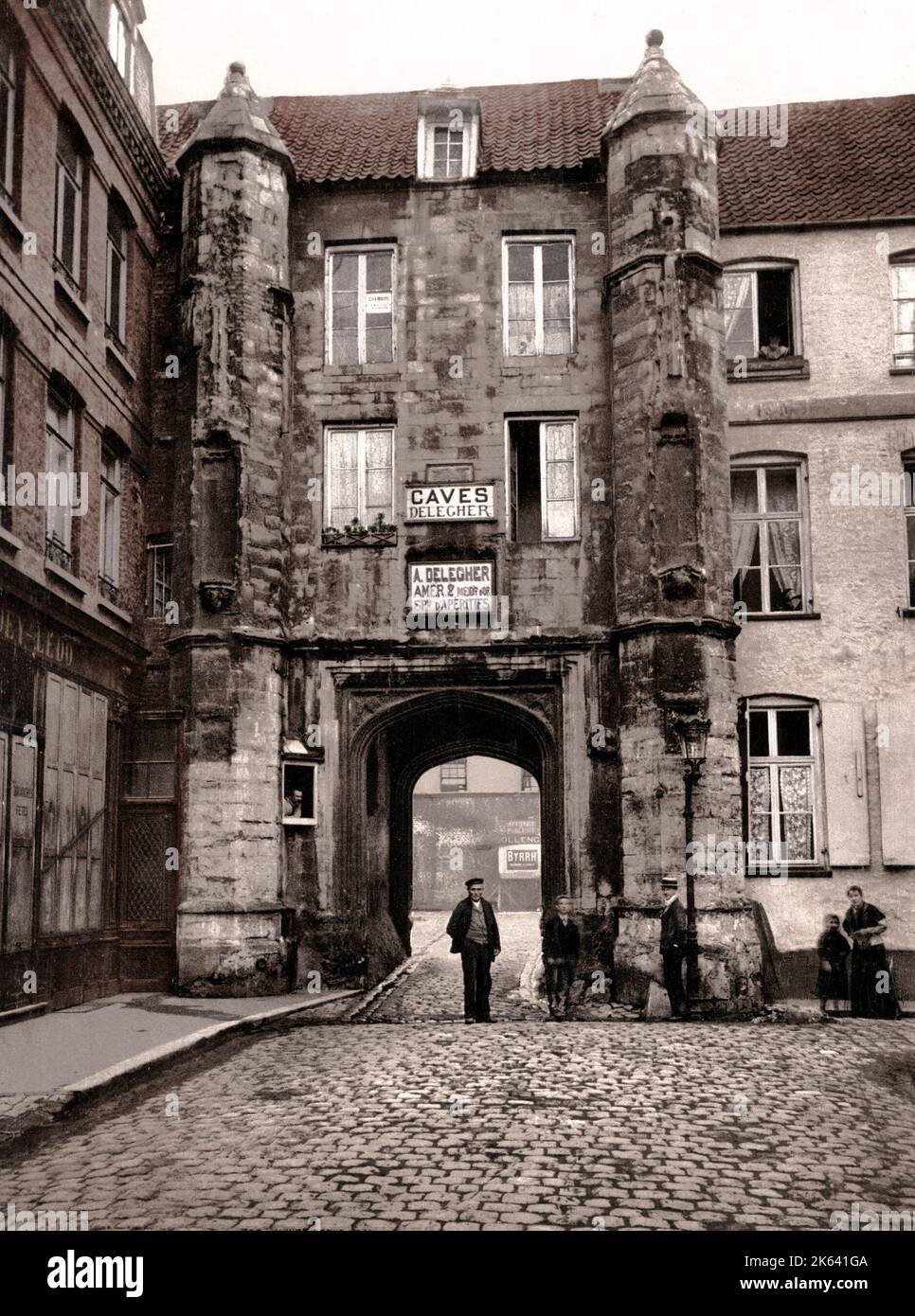 Photographie vintage du 19th siècle : cour et rue pavée à Calais, France Banque D'Images