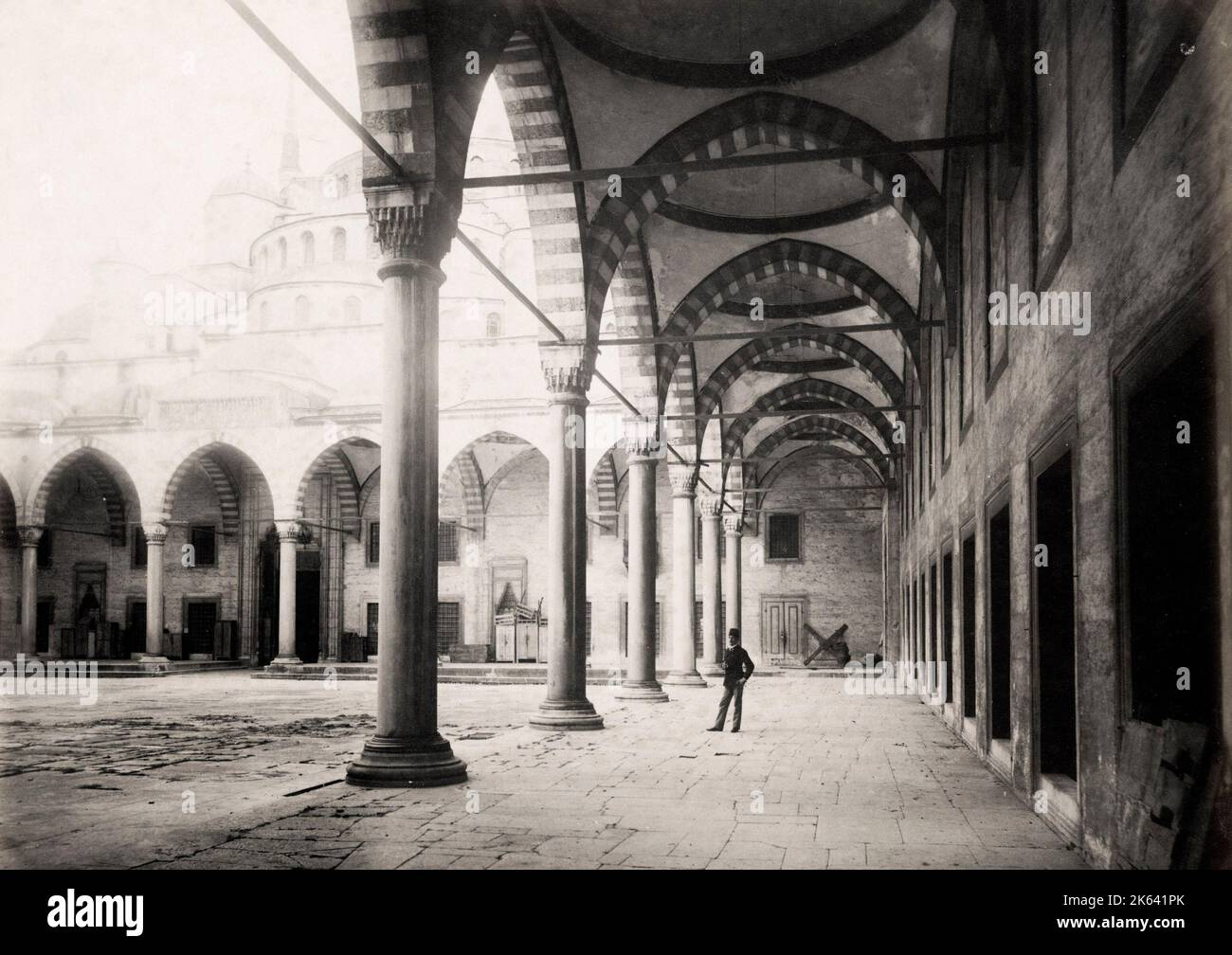 Cour, Mosquée Bleue, Mosquée Sultan Ahmed, Constantinople Istanbul, Turquie. Photographie vintage du 19th siècle. Banque D'Images