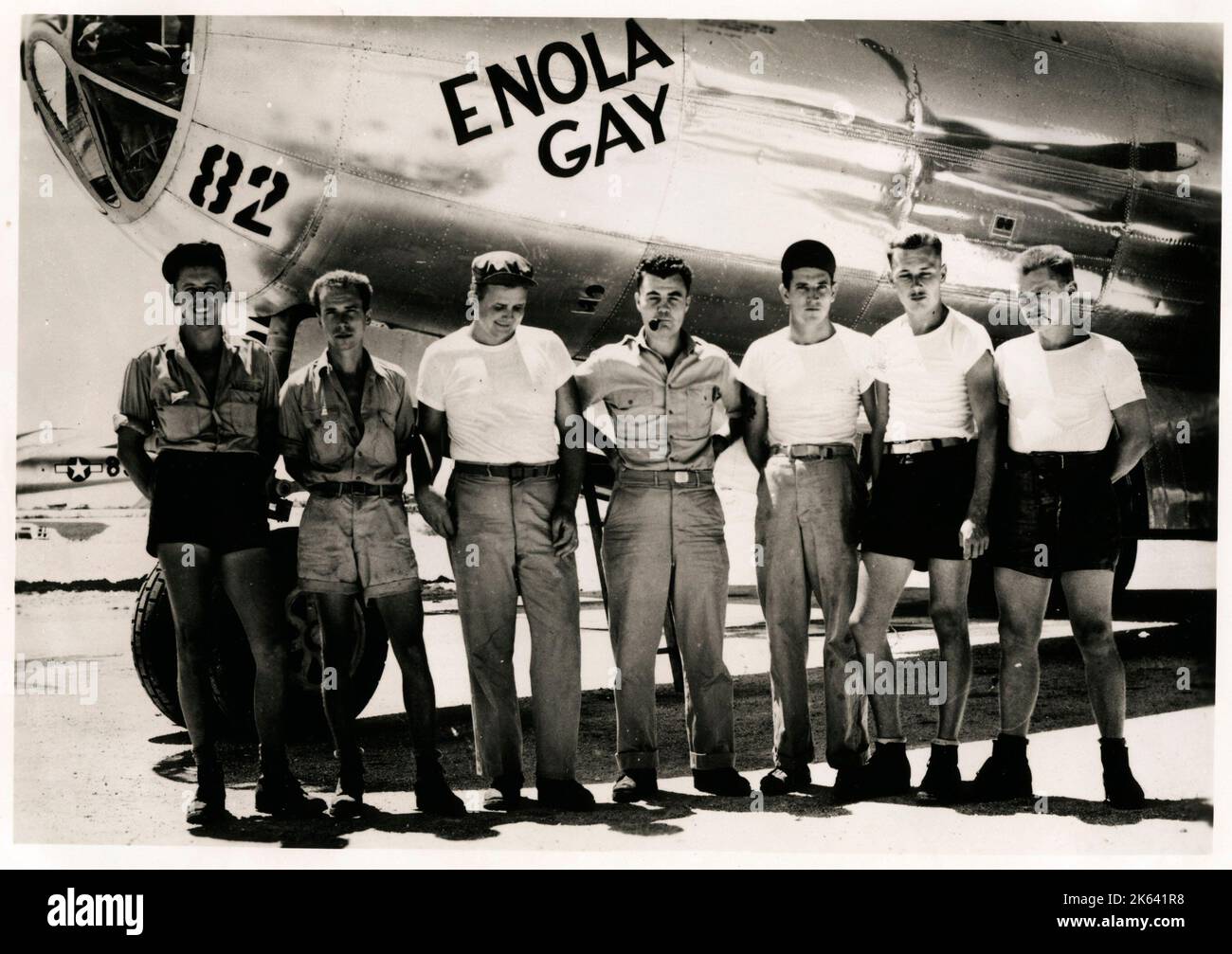 Enola gay, avion utilisé pour déposer la bombe atomique sur Hiroshima, Japon en 1945, membres de l'équipage de la Seconde Guerre mondiale devant Enola gay, avion utilisé pour déposer la bombe atomique sur Hiroshima, Japon en 1945, deuxième Guerre mondiale Banque D'Images