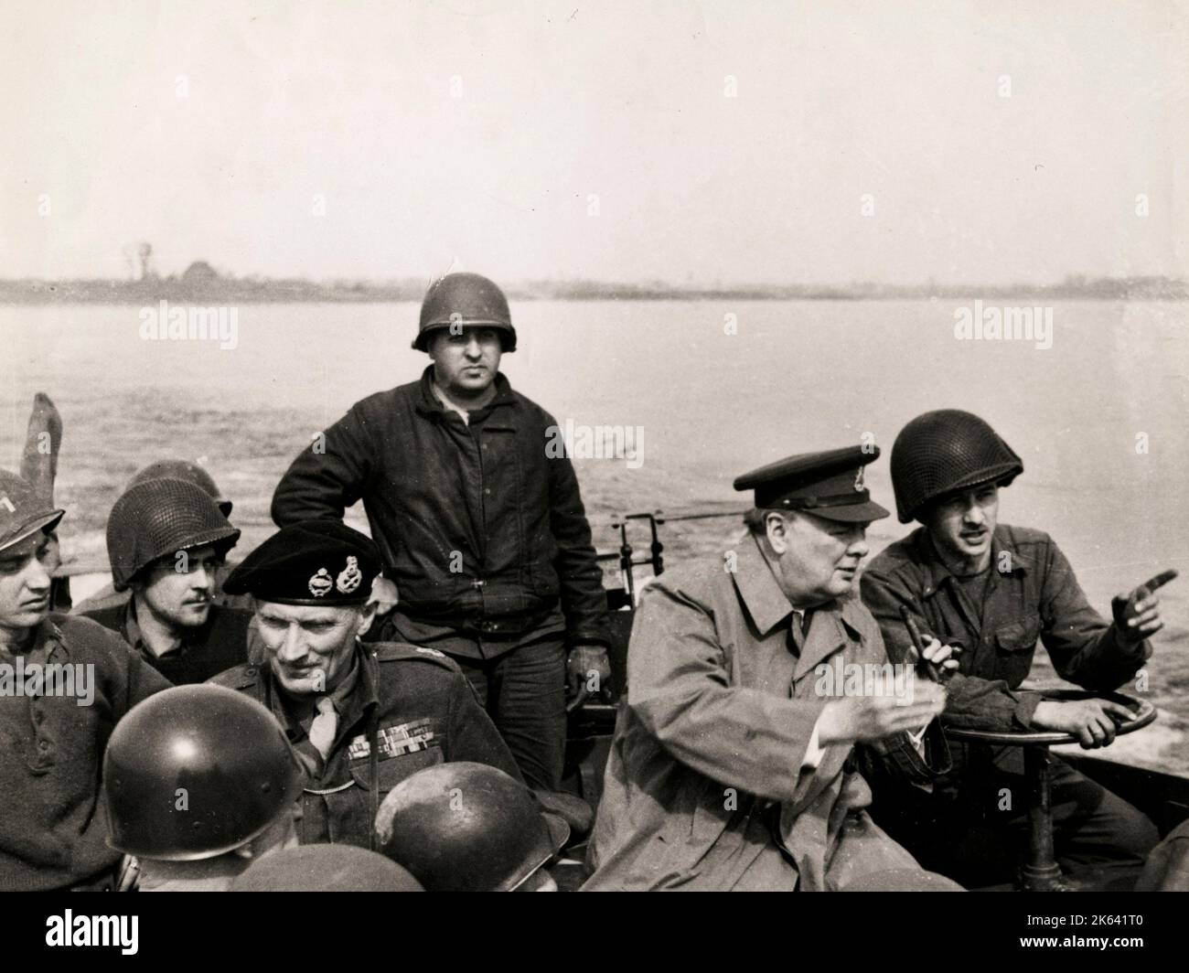 Fin de la Seconde Guerre mondiale - le Premier ministre britannique Winston Churchill traversant le Rhin - également dans le champ de bateaux Marshall Mongomaery et le général Simpson Banque D'Images