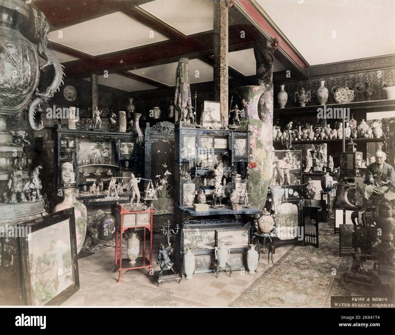 Kuhn et Komor - une boutique touristique vendant des objets japonais, des bronzes, de la porcelaine, Water Street Yokohama, Japon. Photographie vintage du 19th siècle. Banque D'Images