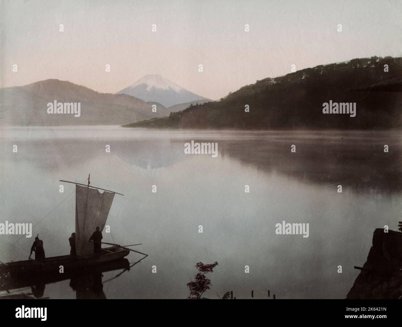 Vue sur le Mont Fuji, Fujiyama, depuis le lac Hakone, Japon. Photographie vintage du 19th siècle. Banque D'Images