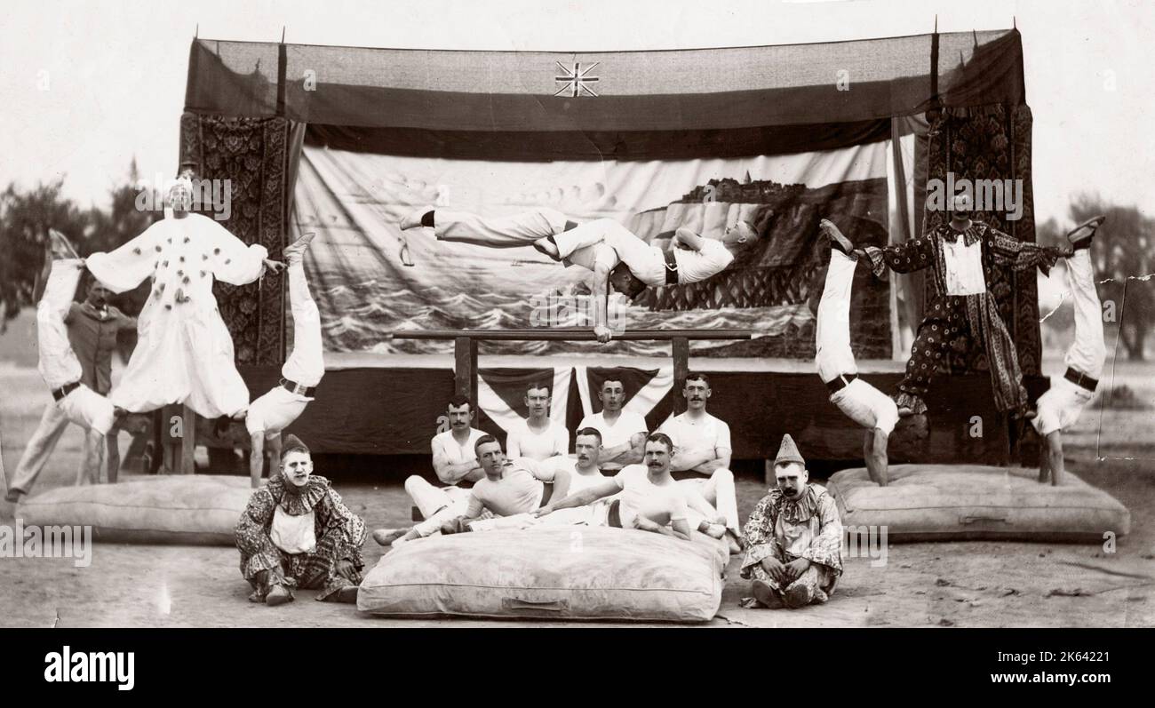 Acrobates, gymnastes et la troupe de cirque - clowns 1st Hampshire Regiment de l'armée britannique, c.1900 Banque D'Images