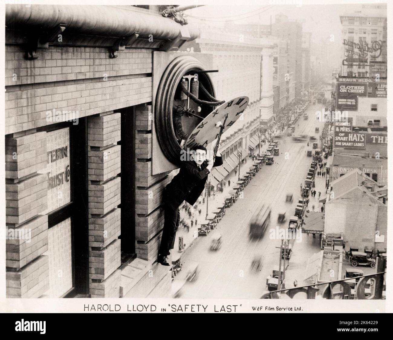 Harold Lloyd dans le film Safety Last 1923, célèbre image de film d'Hollywood vintage. Banque D'Images