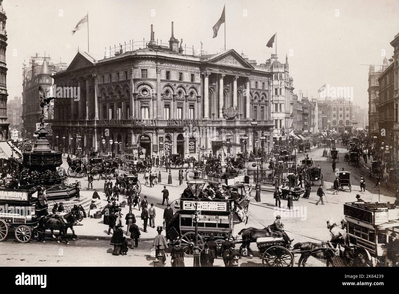 Photographie ancienne de la fin du XIXe siècle - Piccadilly Circus London. Transport de chevaux et de piétons. Banque D'Images