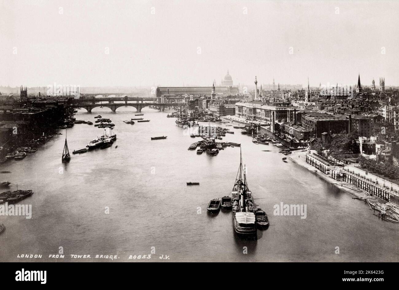 Vue sur londres le long de la Tamise depuis Tower Bridge. Photographie vintage du 19th siècle. Banque D'Images