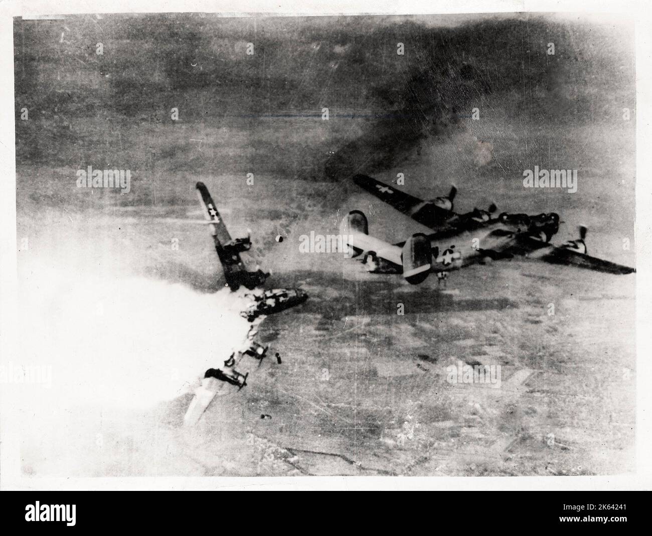 Photographie de la Seconde Guerre mondiale - bombardier B-24H Liberator du 783e Escadron de bombardement, 465e Groupe de bombardement, US 15ème Air Force explosant en plein air après avoir été frappé par un incendie anti-avion au-dessus de l'Allemagne, 1944 Banque D'Images