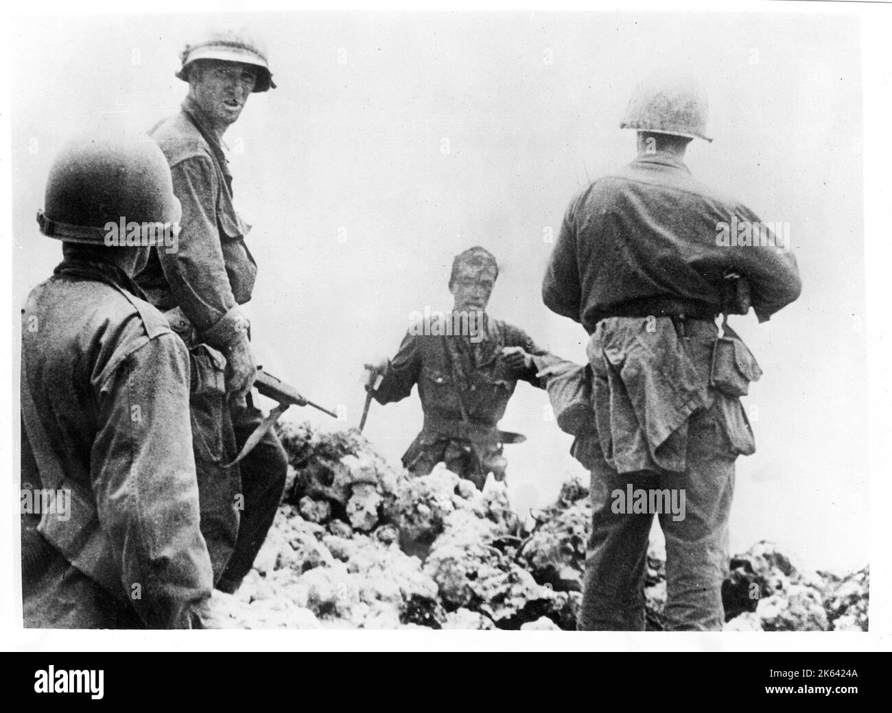 Photographie vintage Seconde Guerre mondiale - un officier de marine japonais se rend à des soldats américains à Okinawa Banque D'Images