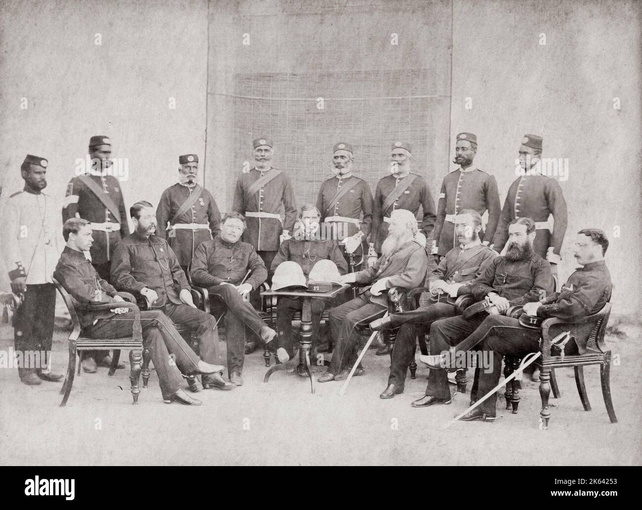 Photographie d'époque des années 1860 - armée britannique en Inde - officiers de la 17e infanterie autochtone Banque D'Images