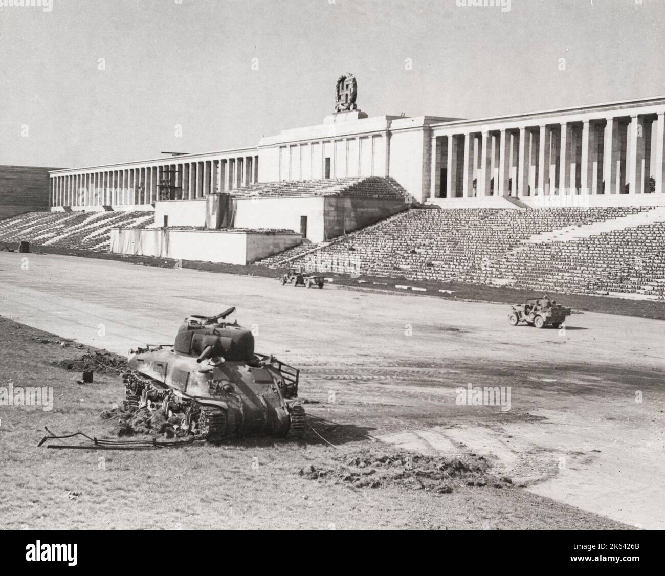 Photographie d'époque Seconde Guerre mondiale - le lieu de rassemblement nazi de Nuremberg d'Hitler, conçu par Albert Speer, après la libération des alliés. Banque D'Images