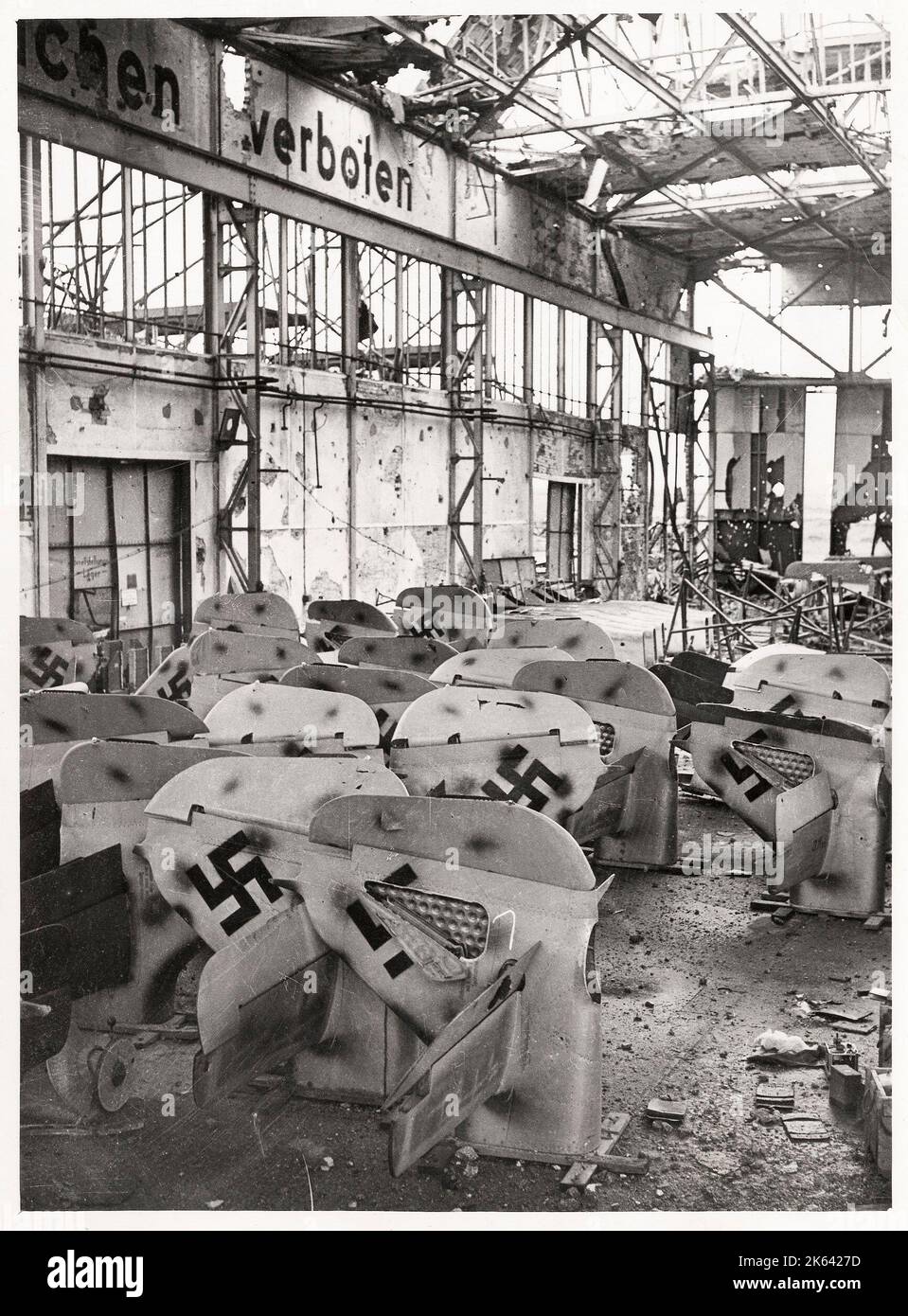Photographie ancienne Seconde Guerre mondiale - avion Focke-Wulf 190 partiellement assemblé dans l'usine de Brême de la compagnie, après le bombardement de RAF Banque D'Images
