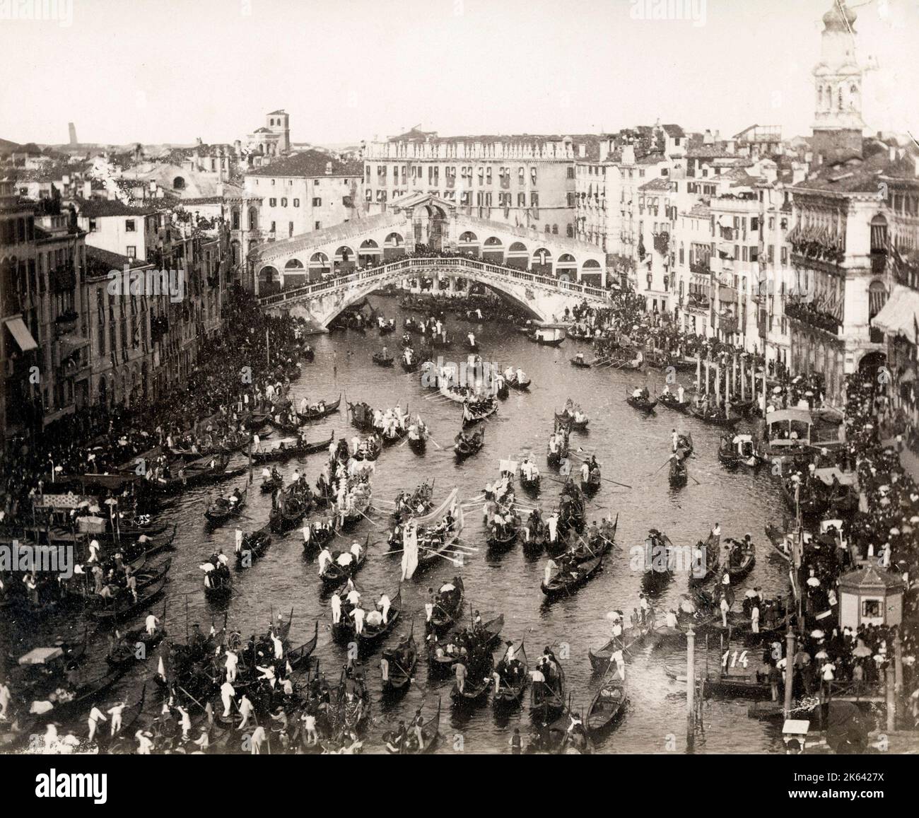 Canal bondé de gondoles pour une régate ou un festival, pont du Rialto, Venise, Italie. Photographie vintage du 19th siècle Banque D'Images