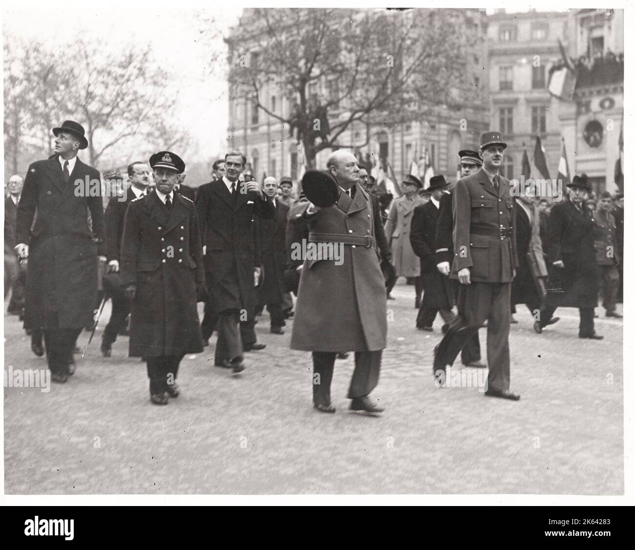 Photographie ancienne Seconde Guerre mondiale - le Premier ministre britannique Winston Churchill et le général Charles de Gaulle à Paris après la fin de la guerre. Banque D'Images