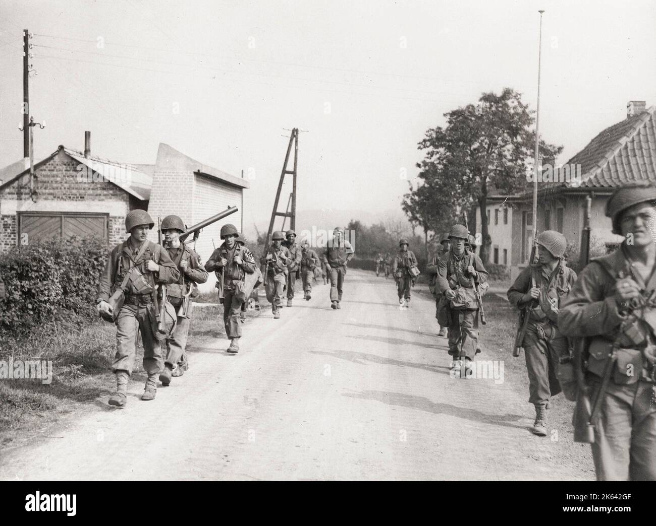 Photographie d'époque de la Seconde Guerre mondiale - ligne Siegfried, frontière belge allemande, troupes se déplaçant vers la bataille d'Aix-la-Chapelle Banque D'Images