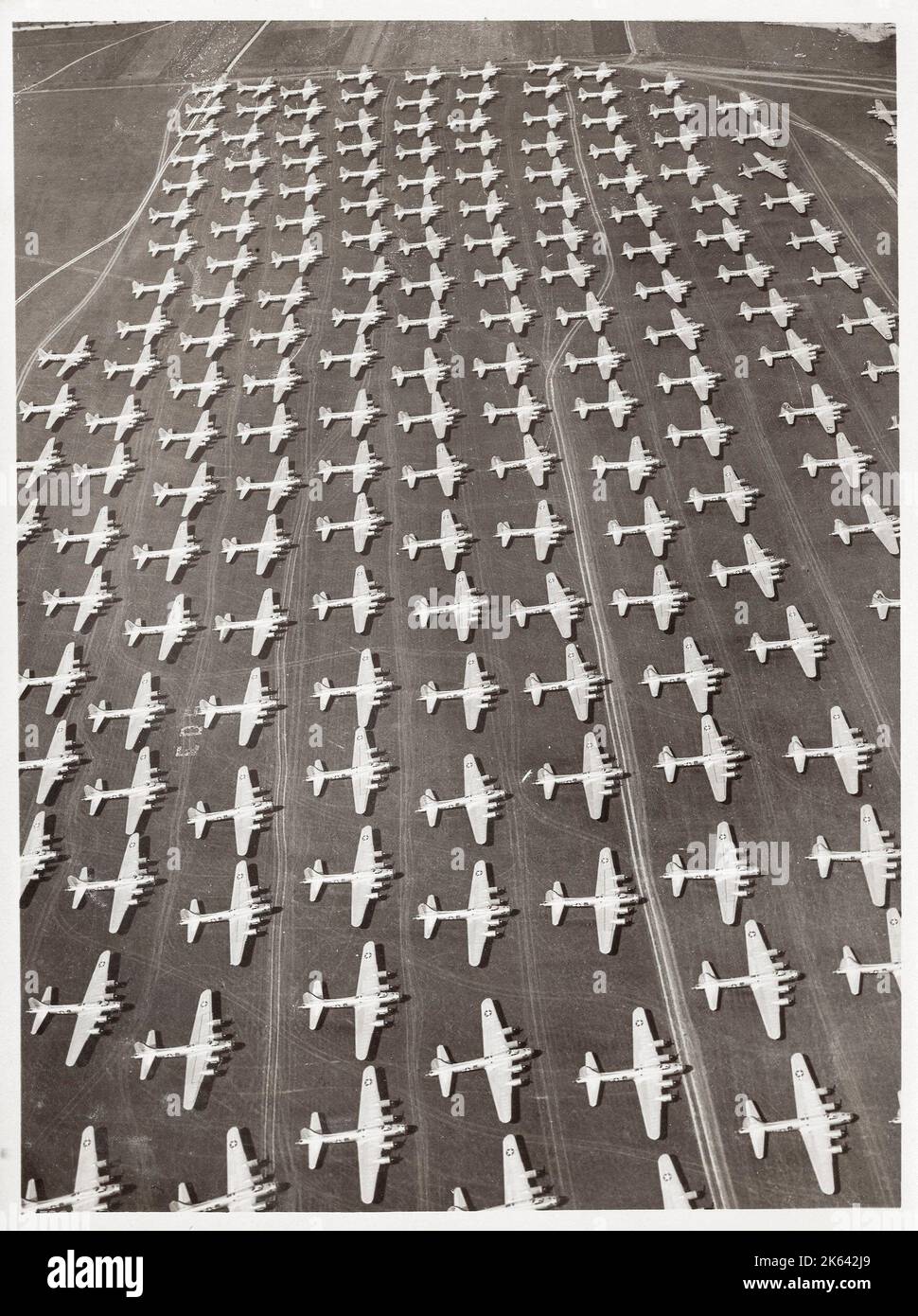 Photographie d'époque de la Seconde Guerre mondiale - l'artisanat dans un aérodrome de la zone américaine près de Munich Banque D'Images