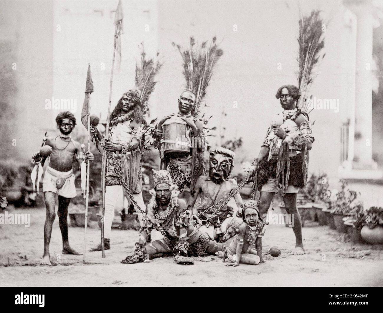 C.1890s - les danseurs en costume tribal avec des tambours et des lances, mais emplacement non identifiés à partir d'une série d'images de l'Inde. Banque D'Images