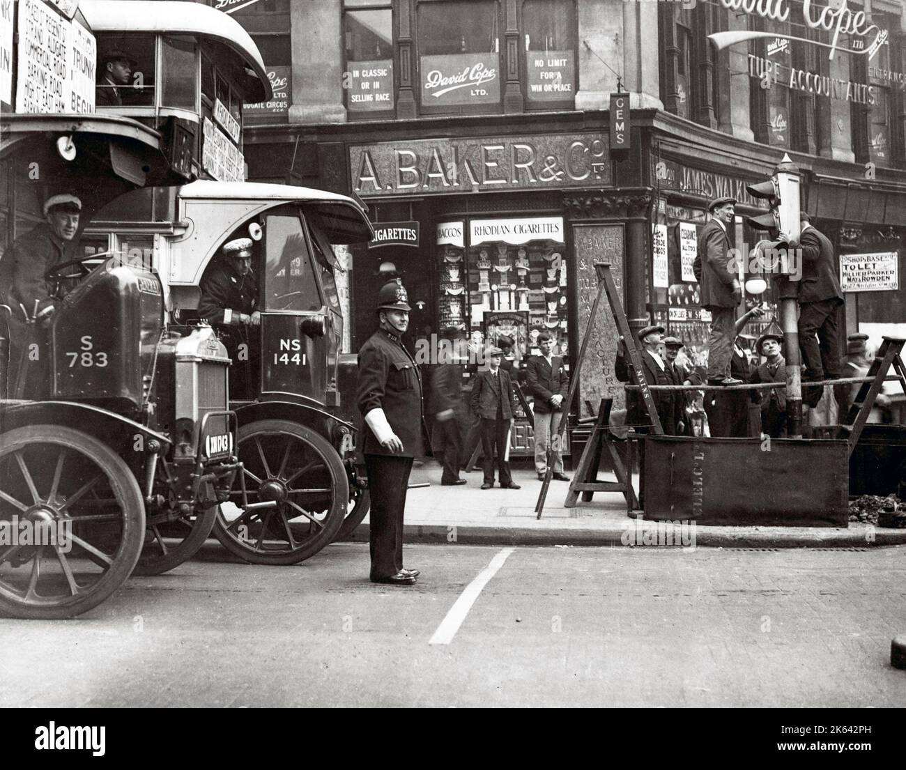 C.1930's scène de rue à Londres avec le bus et le policier Banque D'Images