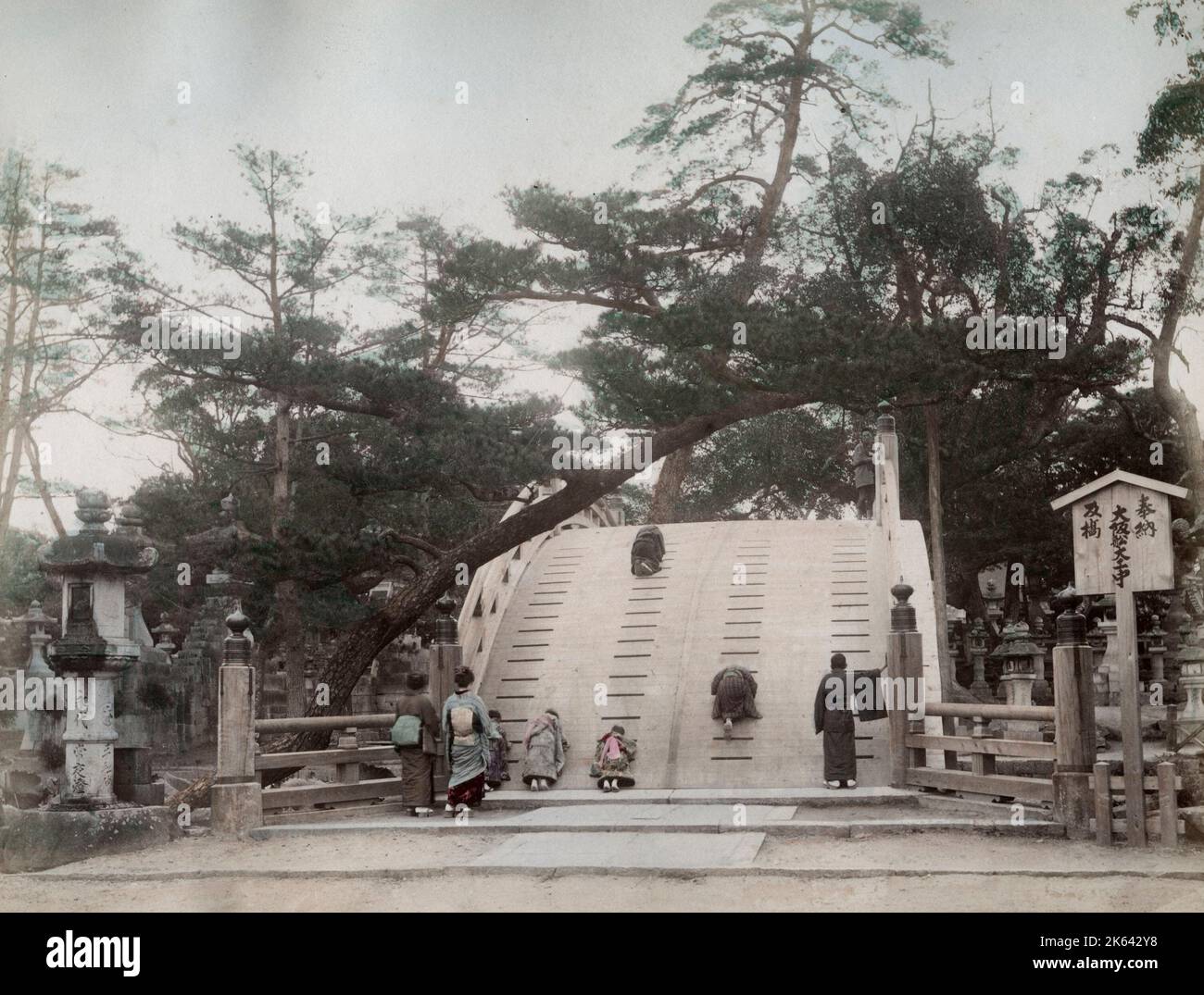 Pont de tonneau en bois Temple Kameido, Tokyo, Japon, fin du 19th siècle. Banque D'Images