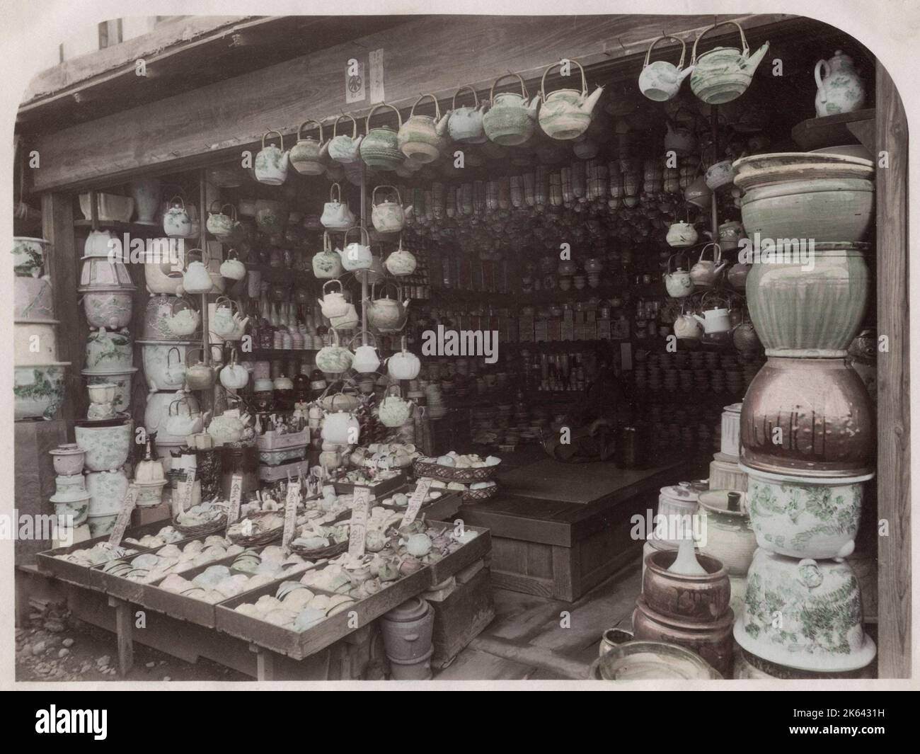 Magasin de porcelaine et de poterie, Japon, fin du 19th siècle. Banque D'Images