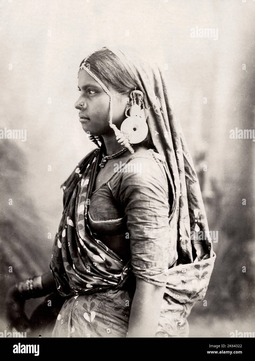 Photographie vintage du 19th siècle : une femme de Bheel en costume de gala, Inde Banque D'Images