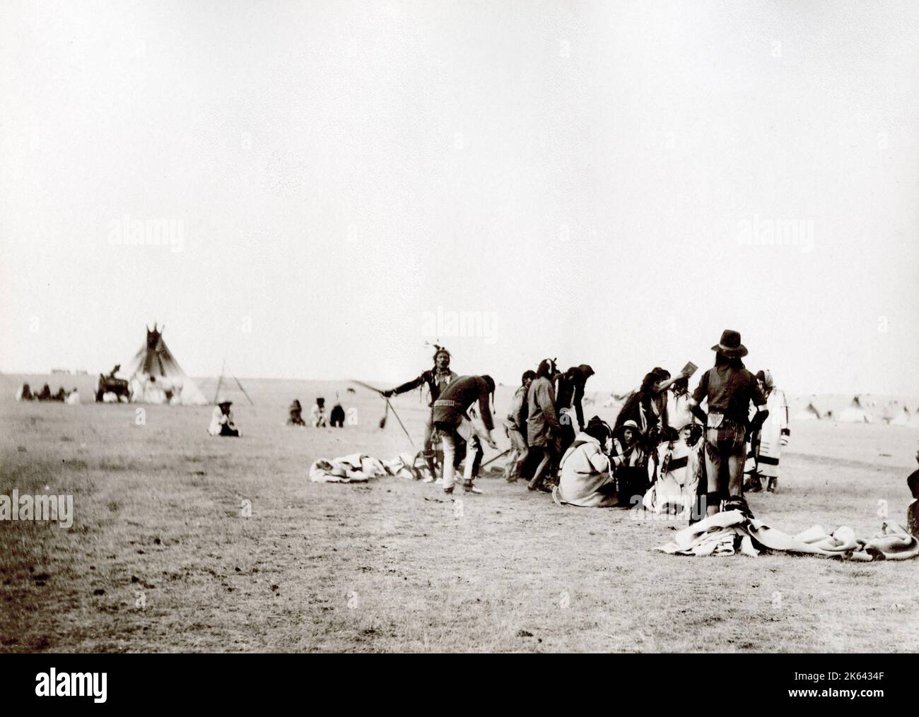 Photographie vintage du siècle 19th : danse indienne Réserve de pieds-Noirs, Canada Banque D'Images