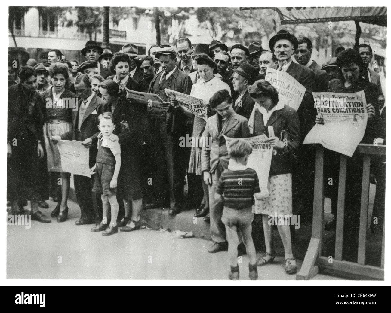 WW2 - au cours de la soirée du 7 mai, dans tout Paris, des éditions spéciales sont imprimées annonçant la reddition allemande. Banque D'Images