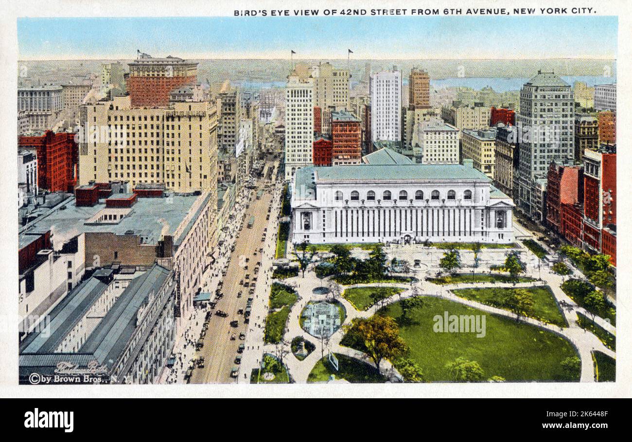 Vue plongeante de la 42nd Street depuis la 6th Avenue, New York City, États-Unis. New York public Library et Bryant Park dominent la vue. Banque D'Images