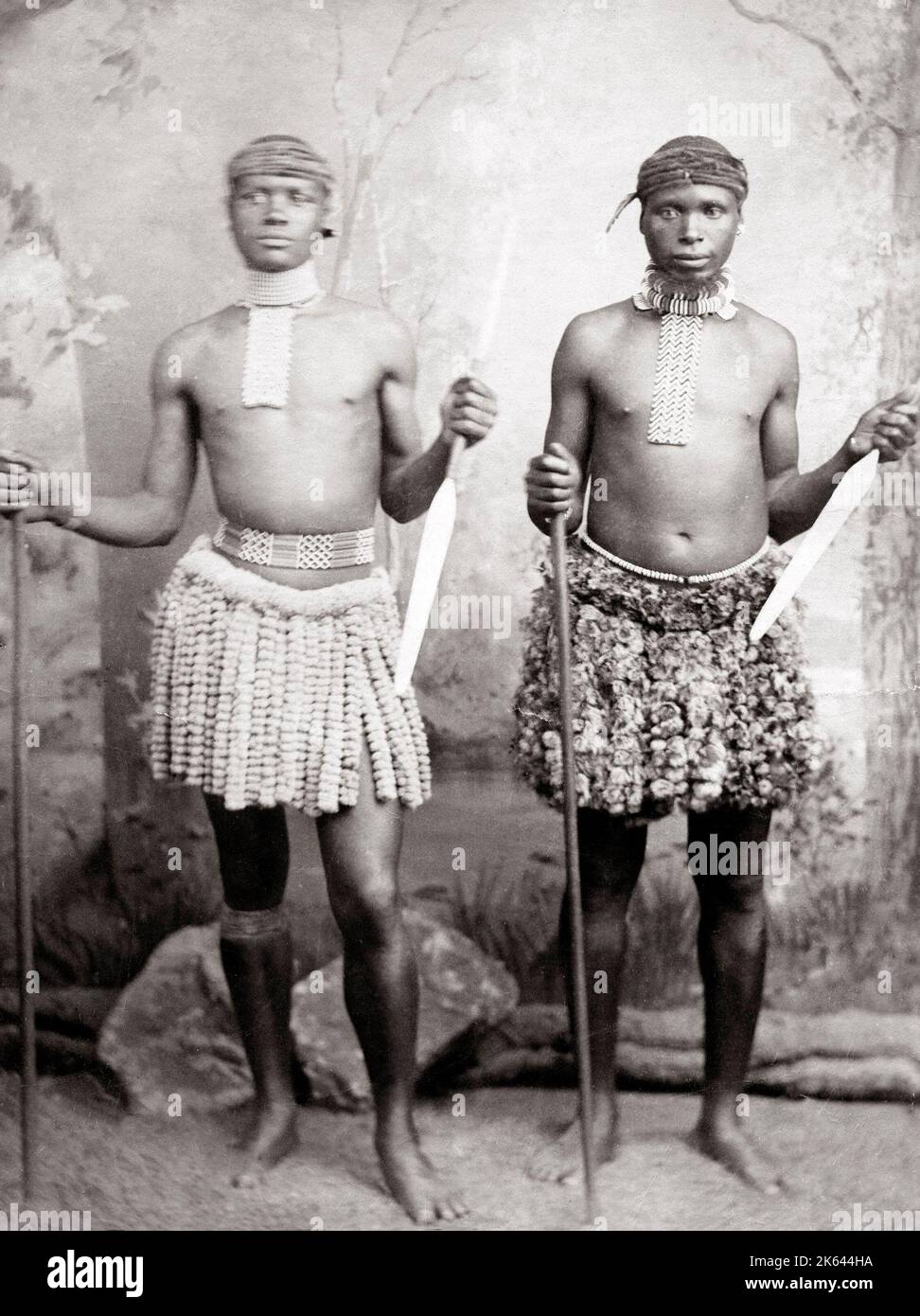 Les guerriers zoulous avec armes, Afrique du Sud, c.1890 Banque D'Images