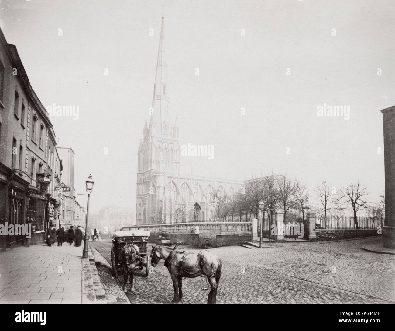 Photographie du XIXe siècle : St Mary Redcliffe est une église paroissiale anglicane située dans le district de Redcliffe, à Bristol, en Angleterre. L'église est à quelques pas de la gare de Bristol Temple Meads. Banque D'Images