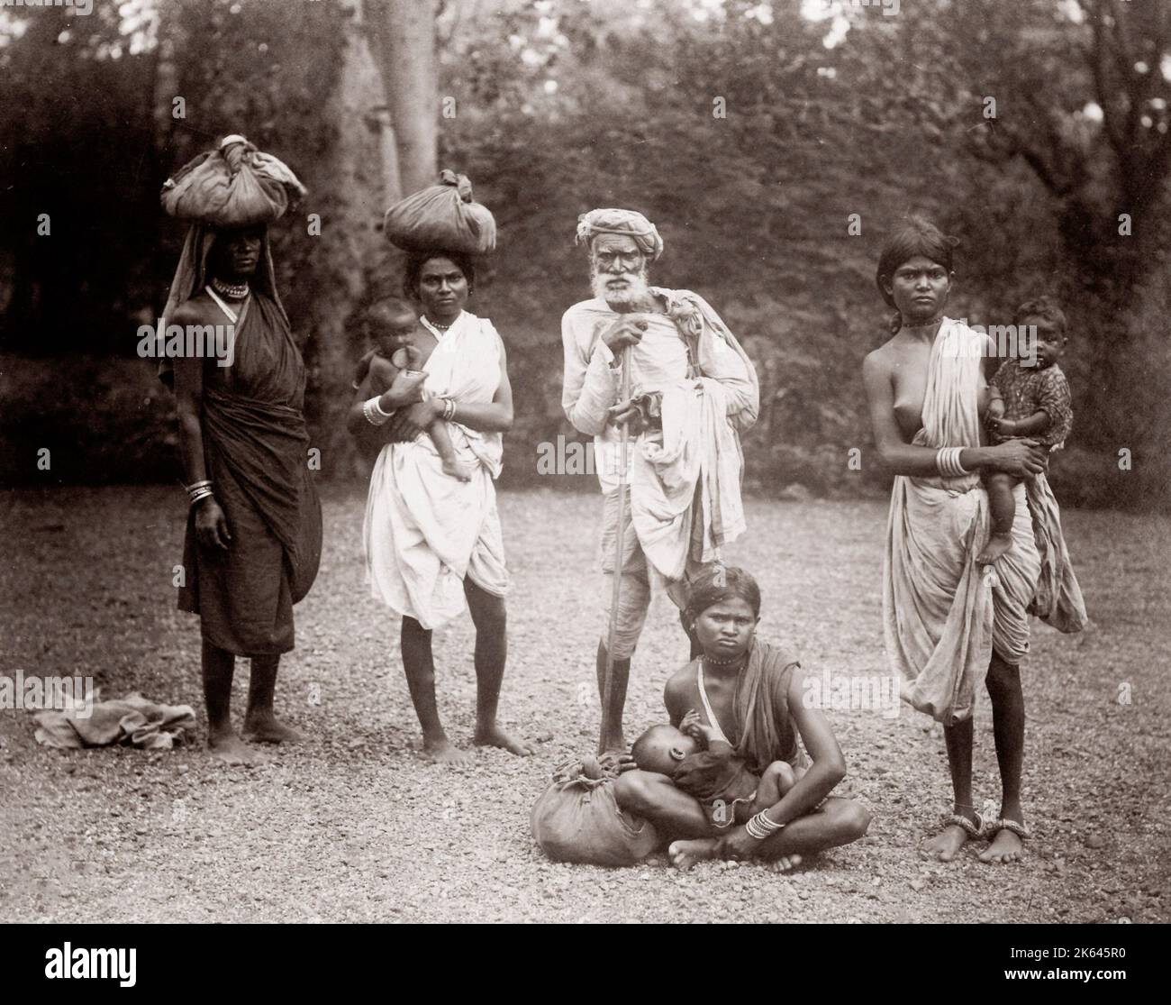 C. 1880 Inde - l'image d'un album de "types" des Indiens et de métiers spécialisés conçus pour illustrer l'Inde d'un viewer - groupe de basse caste de gens du pays Banque D'Images