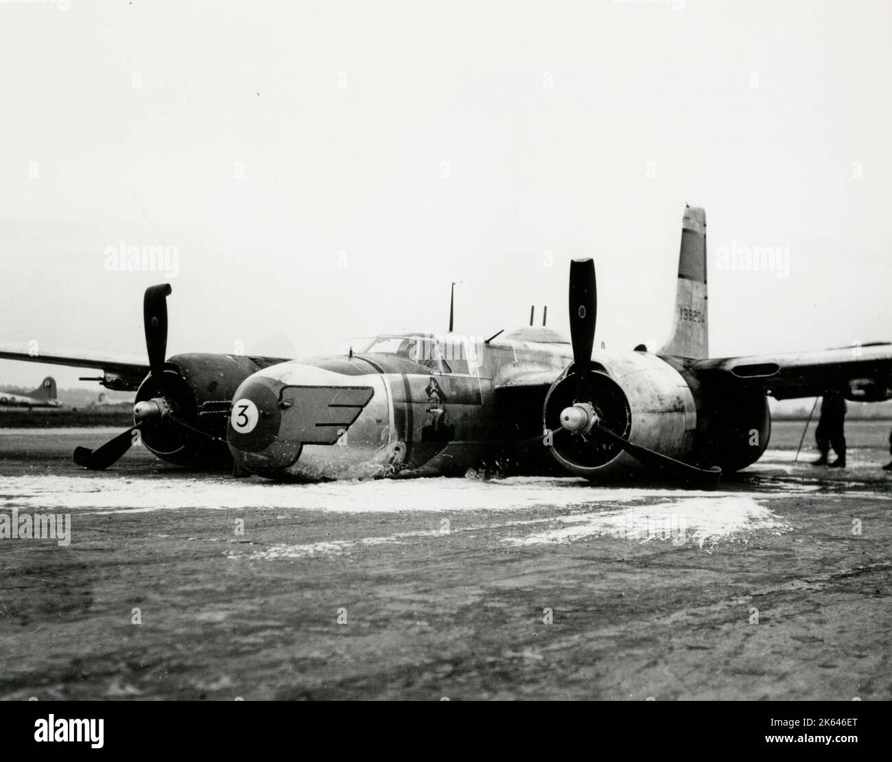Photographie de la Seconde Guerre mondiale - photo militaire américaine officielle : épave d'un Douglas A-26 Invader d'un 386e groupe de bombes après un atterrissage en catastrophe à sa base de Beaumont en France. Banque D'Images