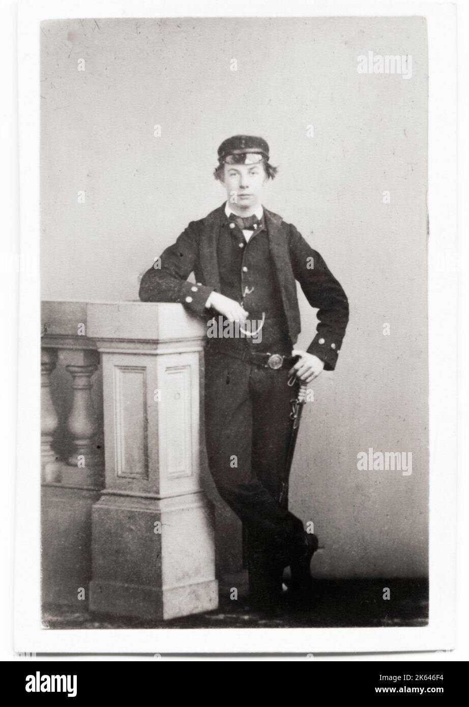 Photographie vintage du 19e siècle : sous-titrée au dos comme marquis de Queensbury. John Sholto Douglas, 9e marquis de Queensberry (20 juillet 1844 - 31 janvier 1900), était un noble écossais, connu pour son athéisme, ses vues franches, sa manière brutales, pour avoir prêté son nom aux règles Queensberry qui forment la base de la boxe moderne, et pour son rôle dans la chute de l'auteur et dramaturge irlandais Oscar Wilde. Carte de visite portrait c.1860, rendant le sitter vers 16, ce qui semblerait correct. Banque D'Images