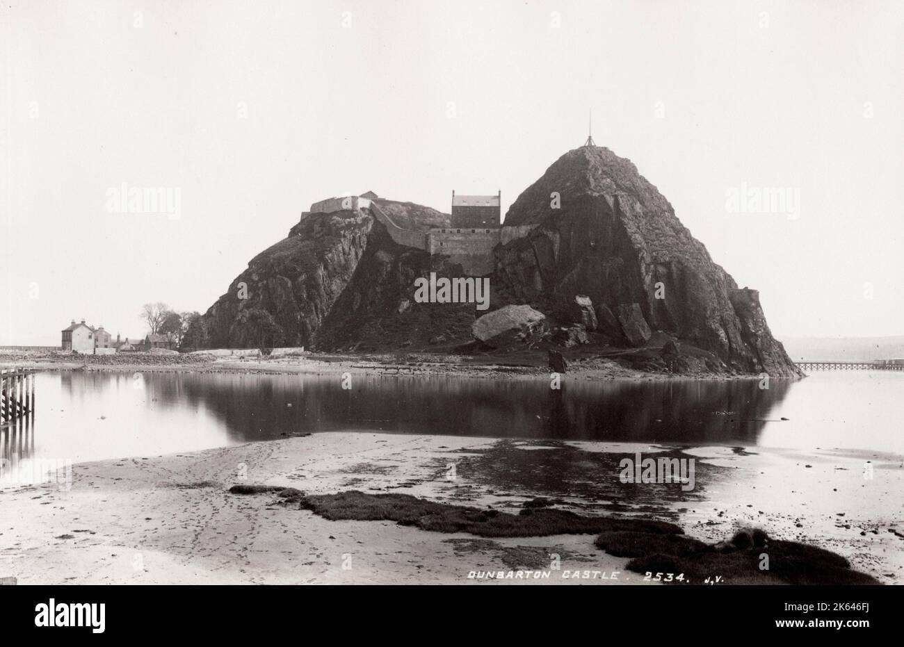 Photographie du XIXe siècle : le château de Dunbarton, la mer et la plage, Écosse. Banque D'Images